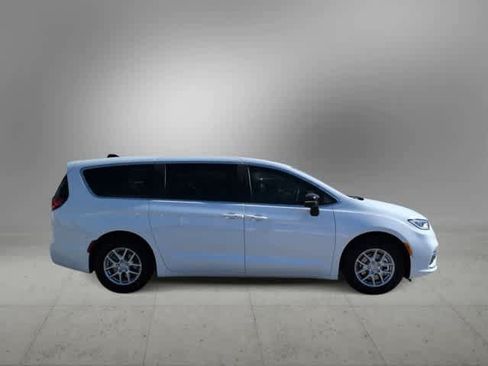 New 2026 Chrysler Pacifica Select FWD image 13