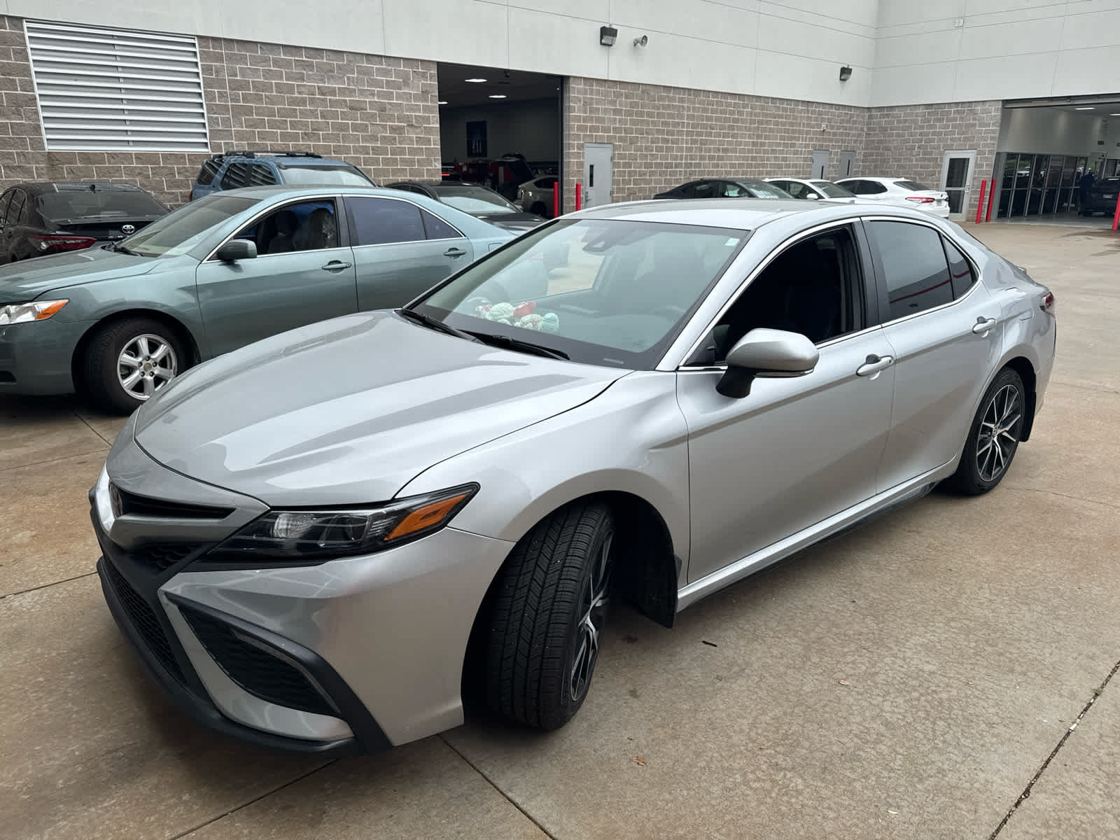 Used 2023 Toyota Camry SE FWD image 6