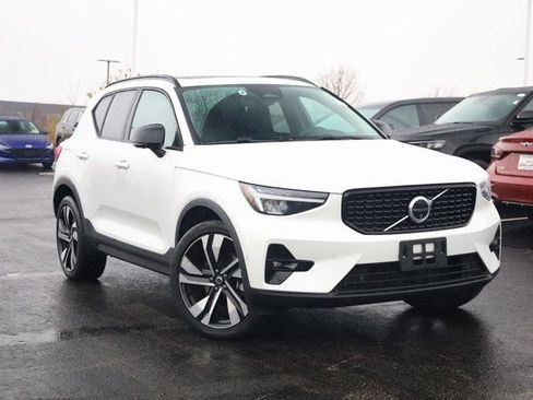 Used 2024 Volvo XC40 B5 Plus w/ Climate Package image 2