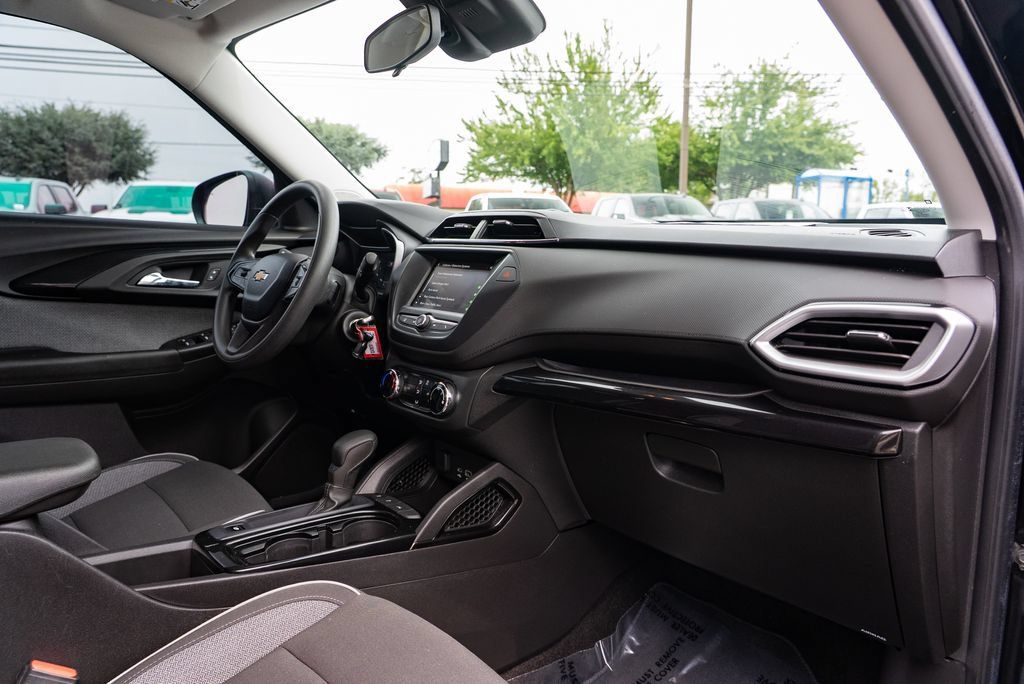 Used 2021 Chevrolet TrailBlazer LS w/ LPO, Blackout Package FWD image 30