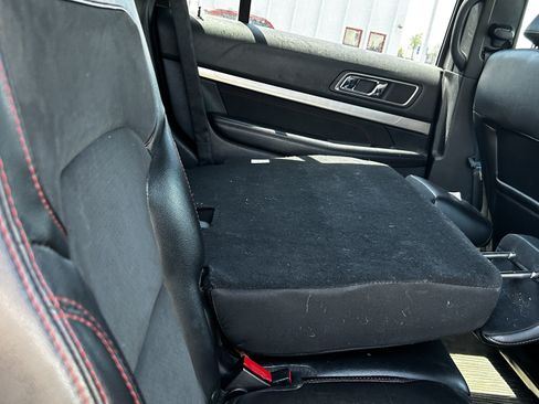 Used 2018 Ford Explorer XLT w/ Equipment Group 202A AWD/4WD image 11