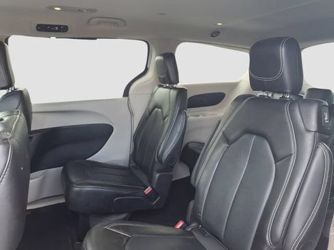 Used 2024 Chrysler Pacifica Touring-L FWD image 8
