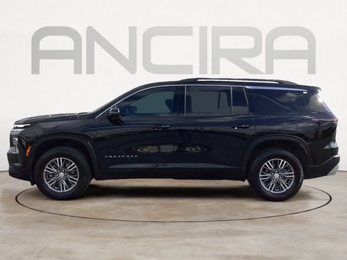 Used 2025 Chevrolet Traverse LT FWD image 8