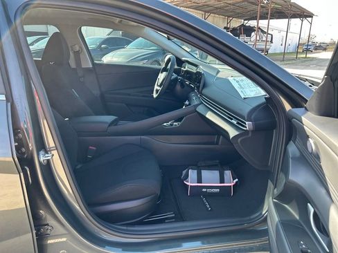 Used 2025 Hyundai Elantra SEL w/ Cargo Package image 25