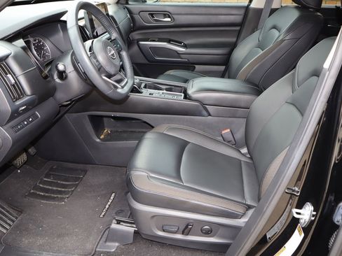 Used 2023 Nissan Pathfinder SL w/ Black Appearance Package FWD image 16