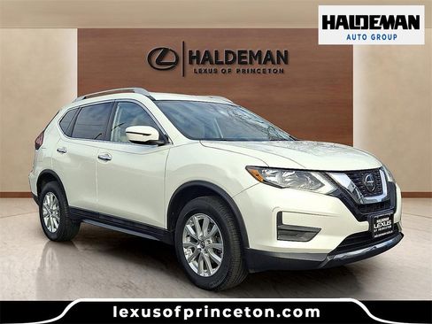 Used 2020 Nissan Rogue SV image 1