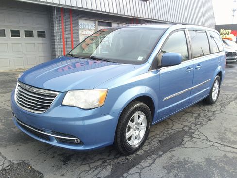 Used 2011 Chrysler Town & Country Touring image 11