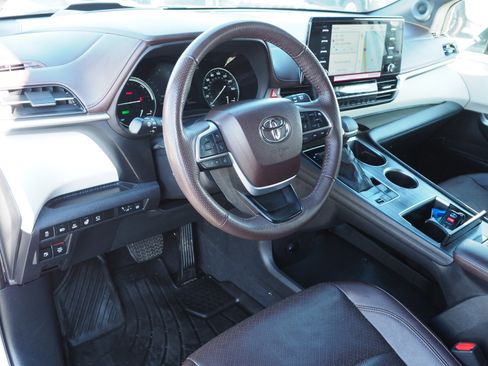 Used 2024 Toyota Sienna Platinum image 10