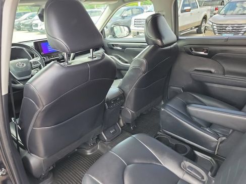 Used 2023 Toyota Highlander XLE AWD/4WD image 12