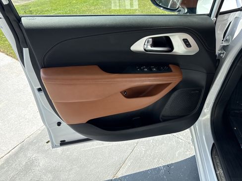 Used 2026 Chrysler Pacifica Pinnacle FWD image 13