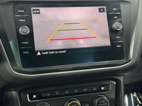 Used 2021 Volkswagen Tiguan SE image 34