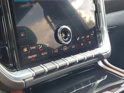 Used 2025 GMC Yukon Denali AWD/4WD image 31