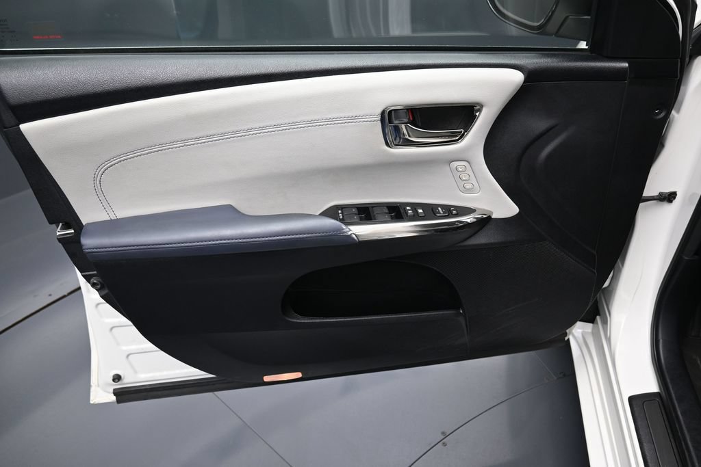 Used 2013 Toyota Avalon Limited FWD image 4