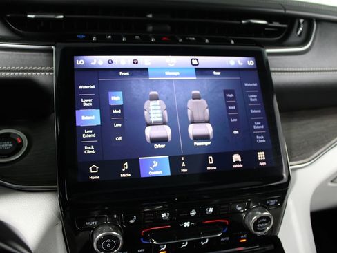 Used 2022 Jeep Grand Cherokee Overland w/ Luxury Tech Group IV image 20