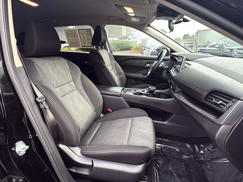 Certified 2025 Nissan Rogue SV FWD image 25