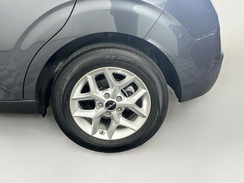 Used 2025 Kia Soul LX w/ LX Technology Package FWD image 11