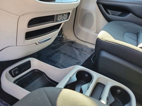 Used 2024 Chrysler Voyager LX image 29