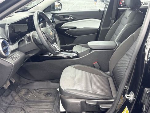Certified 2024 Chevrolet Trax LT w/ Sunroof Package FWD image 18