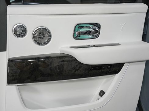 Used 2022 Rolls-Royce Cullinan w/ Dark Exterior Package AWD/4WD image 41