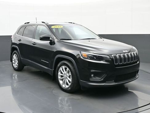 Used 2019 Jeep Cherokee Latitude w/ Popular Appearance Group FWD image 1