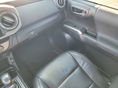 Used 2019 Toyota Tacoma TRD Off-Road AWD/4WD image 14