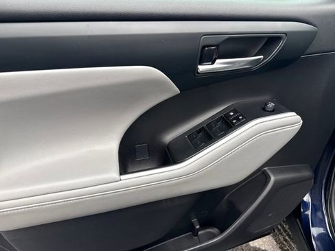 Used 2023 Toyota Highlander L image 9