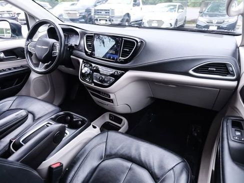 Used 2022 Chrysler Pacifica Touring-L w/ Uconnect Theater Family Group FWD image 59