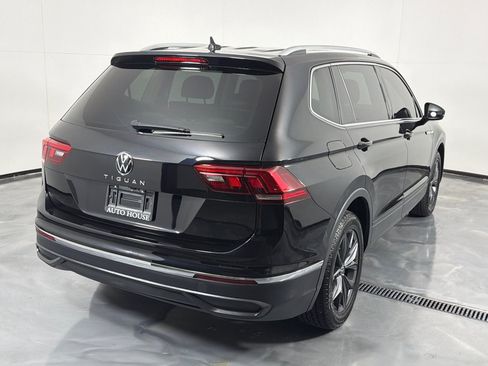 Used 2023 Volkswagen Tiguan SE w/ Panoramic Sunroof Package FWD image 5