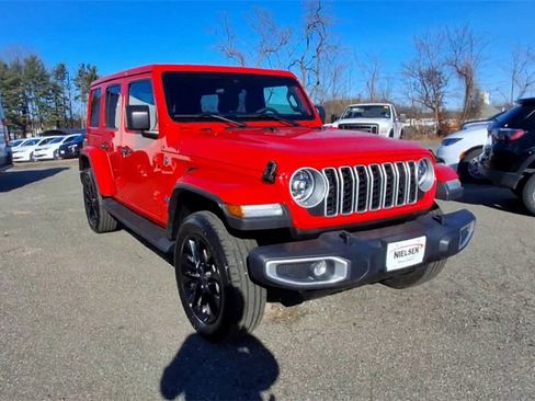 Used 2025 Jeep Wrangler Unlimited Sahara image 2