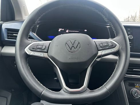 Used 2022 Volkswagen Taos SE w/ Panoramic Sunroof Package image 7