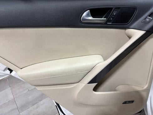 Used 2014 Volkswagen Tiguan SEL image 17