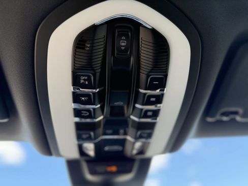 Used 2022 Porsche Macan AWD/4WD image 16
