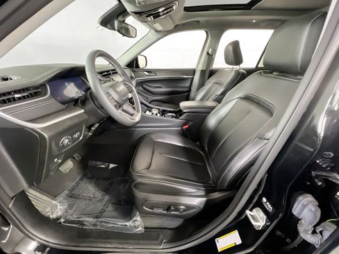 Used 2023 Jeep Grand Cherokee Limited w/ Black Appearance Package image 21