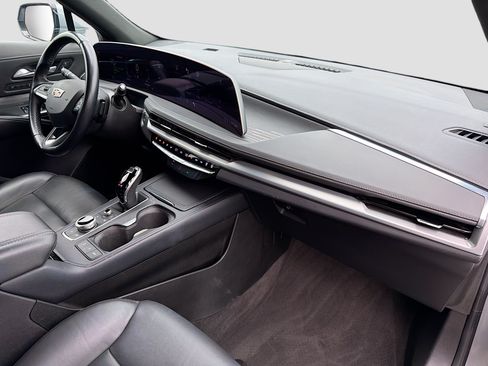 Certified 2025 Cadillac XT4 Premium Luxury FWD image 28