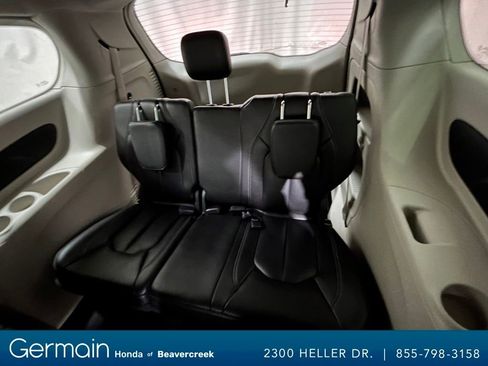 Used 2023 Chrysler Pacifica Touring-L image 31