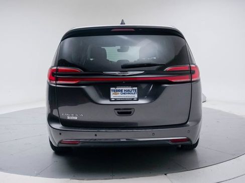 Used 2023 Chrysler Pacifica Touring-L FWD image 6