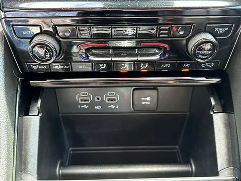 Used 2023 Jeep Grand Cherokee Limited w/ Black Appearance Package AWD/4WD image 32