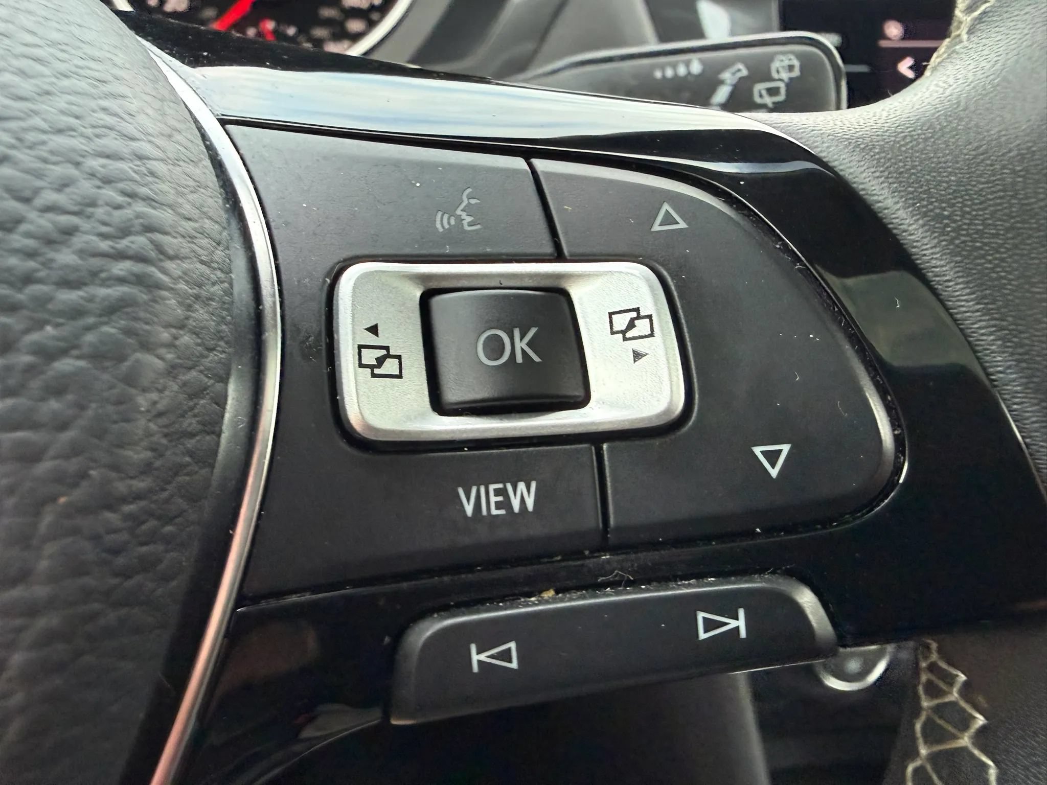 Used 2021 Volkswagen Tiguan SE w/ Panoramic Sunroof Package FWD image 29