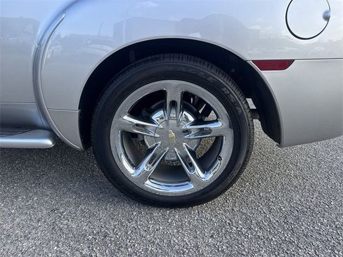 Used 2005 Chevrolet SSR w/ Preferred Equipment Group image 28