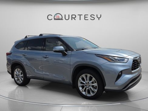 Used 2021 Toyota Highlander Limited image 3