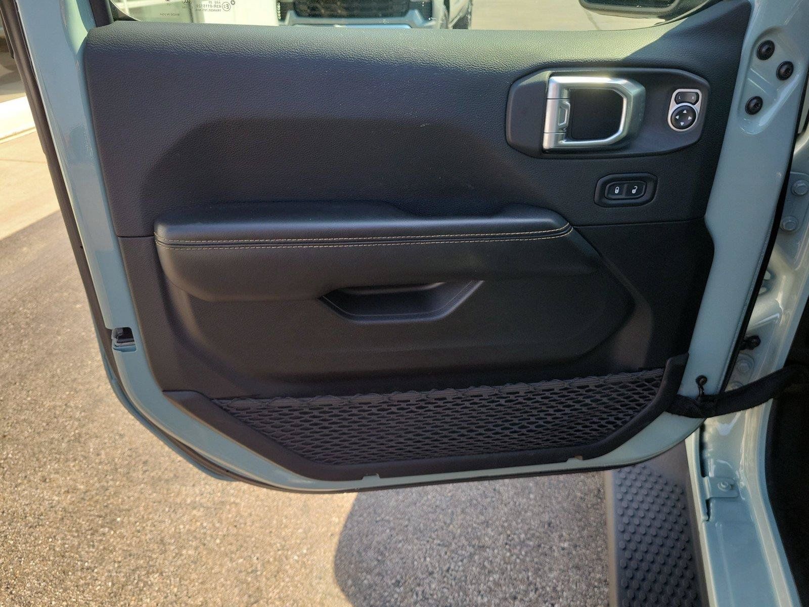 Used 2024 Jeep Wrangler Unlimited Sahara AWD/4WD image 19