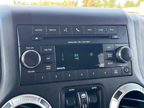 Used 2018 Jeep Wrangler Unlimited Sahara w/ Connectivity Group AWD/4WD image 17