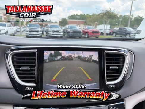 Used 2023 Chrysler Pacifica Touring-L FWD image 24