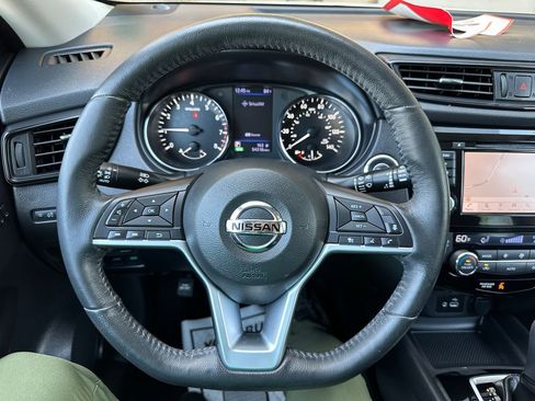 Used 2018 Nissan Rogue SV w/ Premium Package AWD/4WD image 2