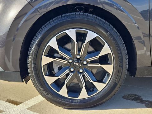 Certified 2023 Kia Carnival EX image 18