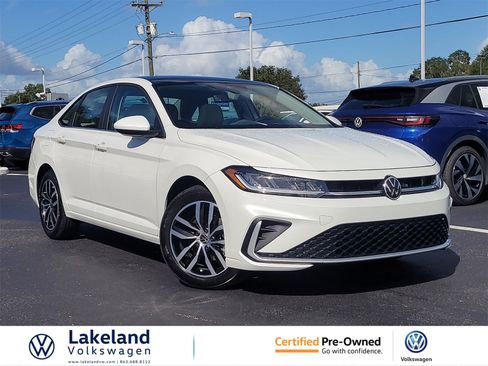 Certified 2025 Volkswagen Jetta SE image 1