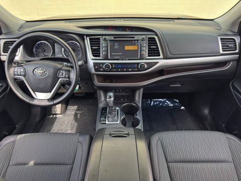 Used 2018 Toyota Highlander Plus AWD/4WD image 11