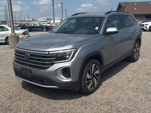 Used 2024 Volkswagen Atlas SE FWD image 1