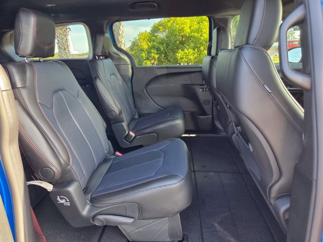 New 2027 Chrysler Pacifica Select FWD image 18
