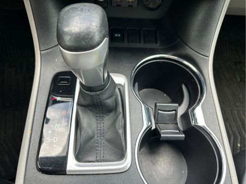 Used 2019 Toyota Highlander Plus FWD image 17